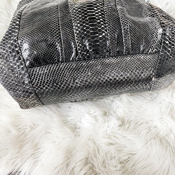 ❤️SOLD❤️Gucci Large Black Metallic Python Hysteria - Picture 9 of 13